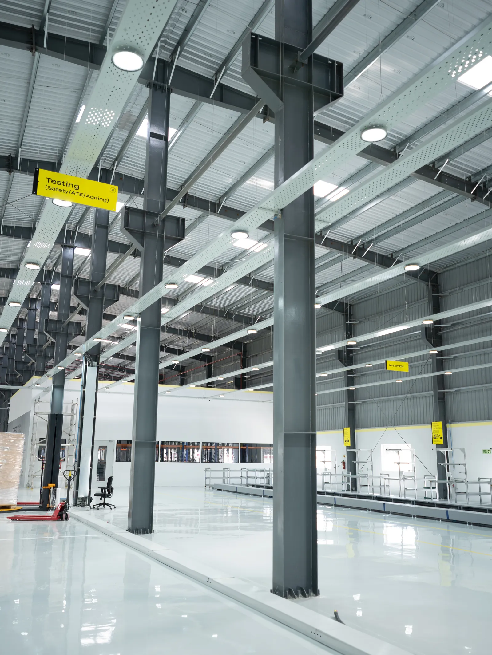 Pre-engineered steel factory interior with epoxy floor — Everta